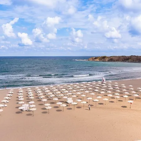 Serenity Bay فندق تساريفو